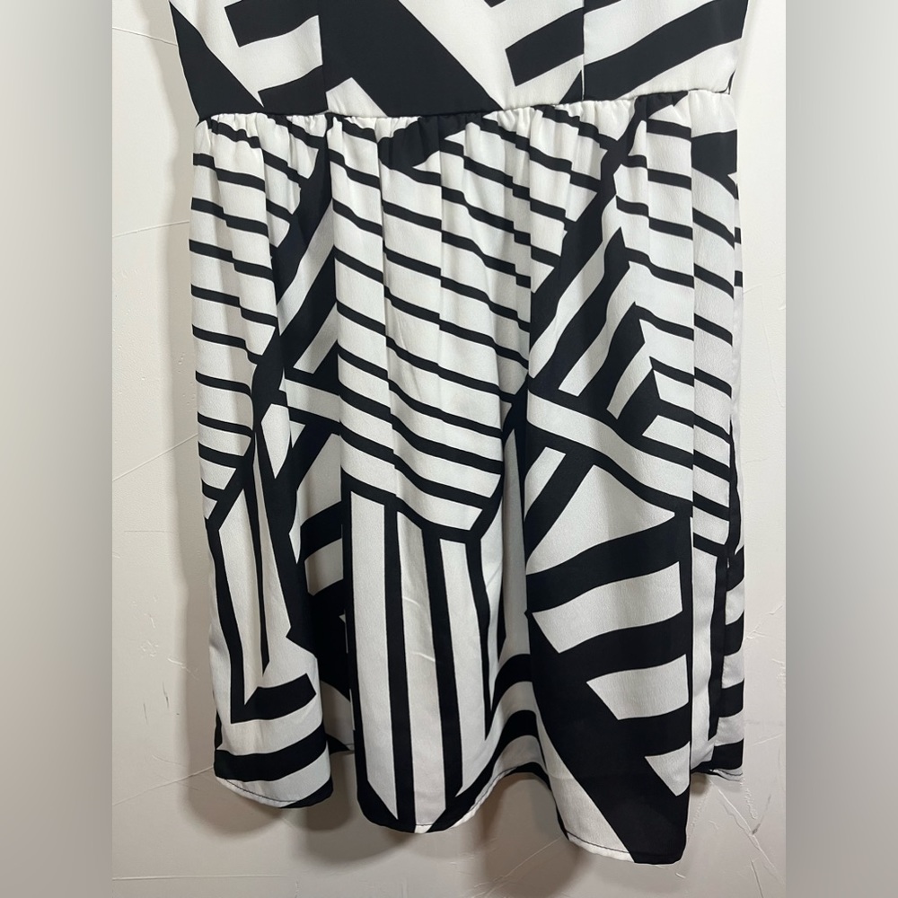 Everly Black & White Abstract Striped Cocktail Dress SZ Small - Picture 3 of 12